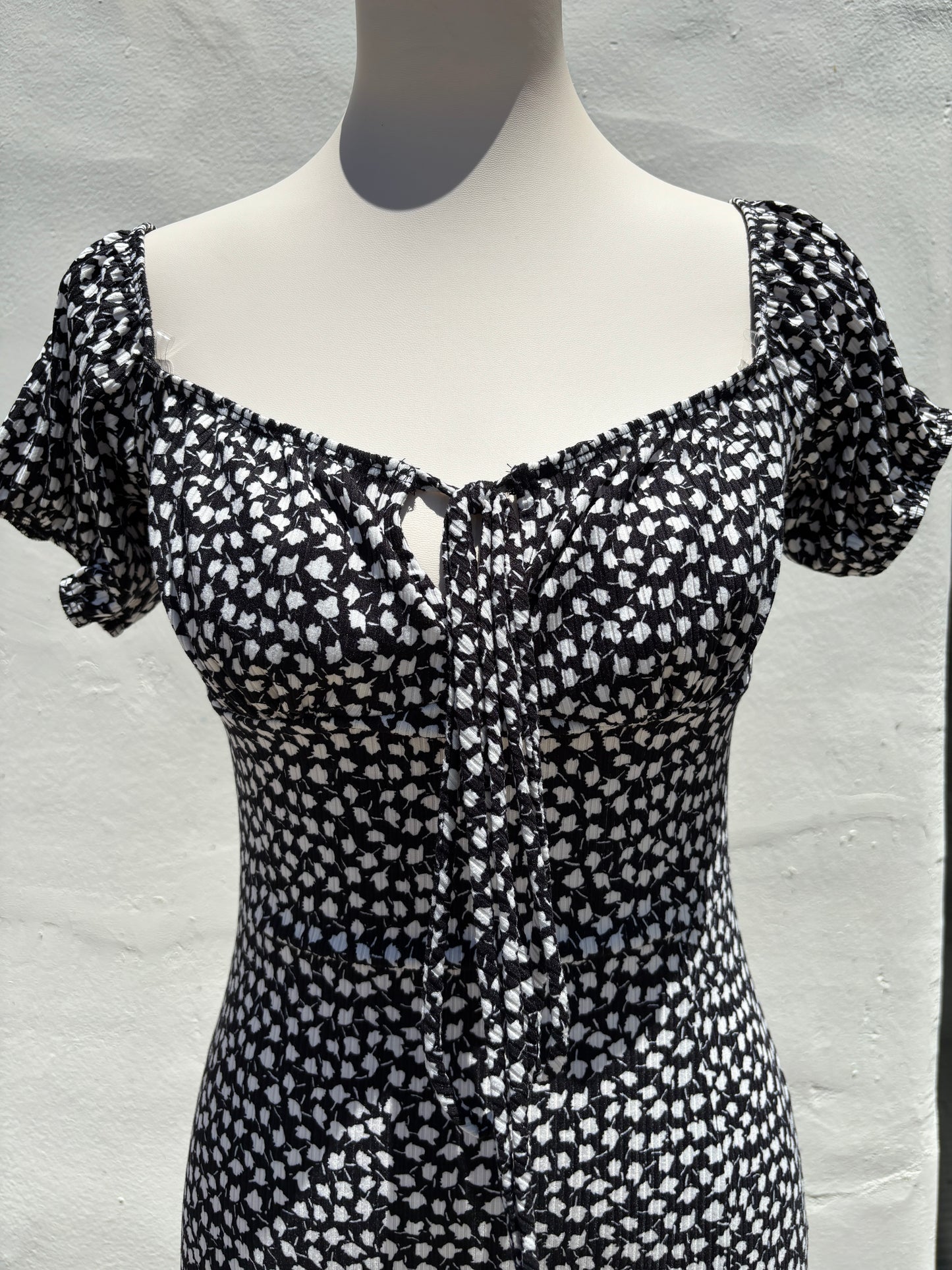 Black/white Capsleeve Dress-Mrose